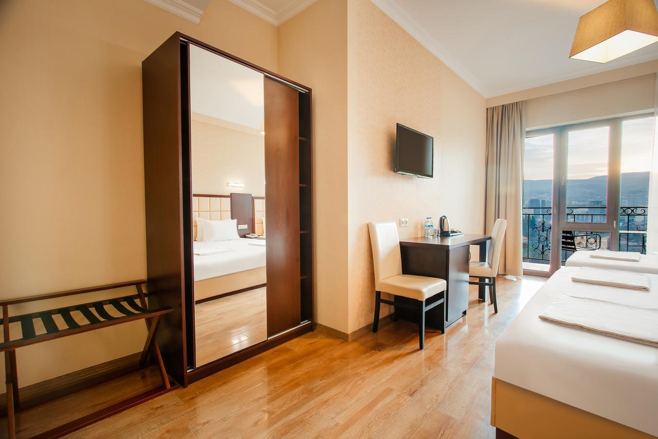 Gtm Plaza Hotel Tbilisi ภายนอก รูปภาพ